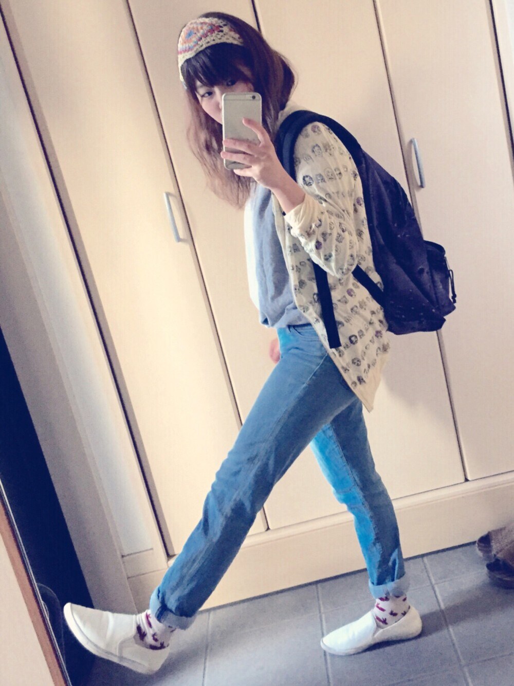 「カジュアル、ラクチンコーデ」｜「おさがりのアイテム（デニムパンツ、ブルー系）」を使った、Ayanaさん（レディース・151cm）の春コーディネートの1枚目の写真