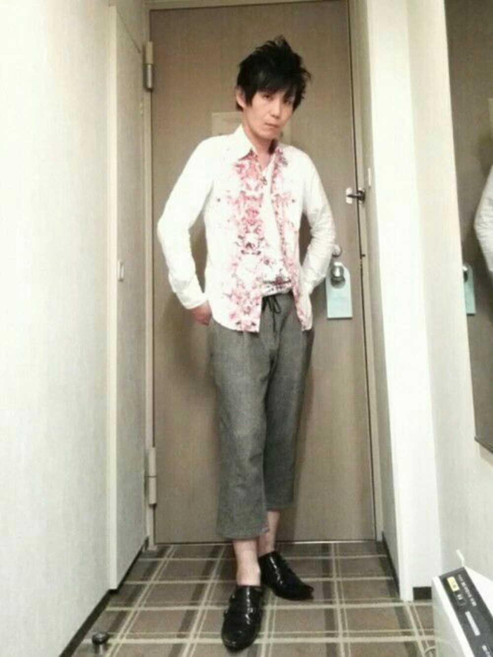 「THE TWELVEのアイテム（パンツ、グレー系）」を使った、MITSUさん（メンズ・169cm）の春コーディネートの1枚目の写真