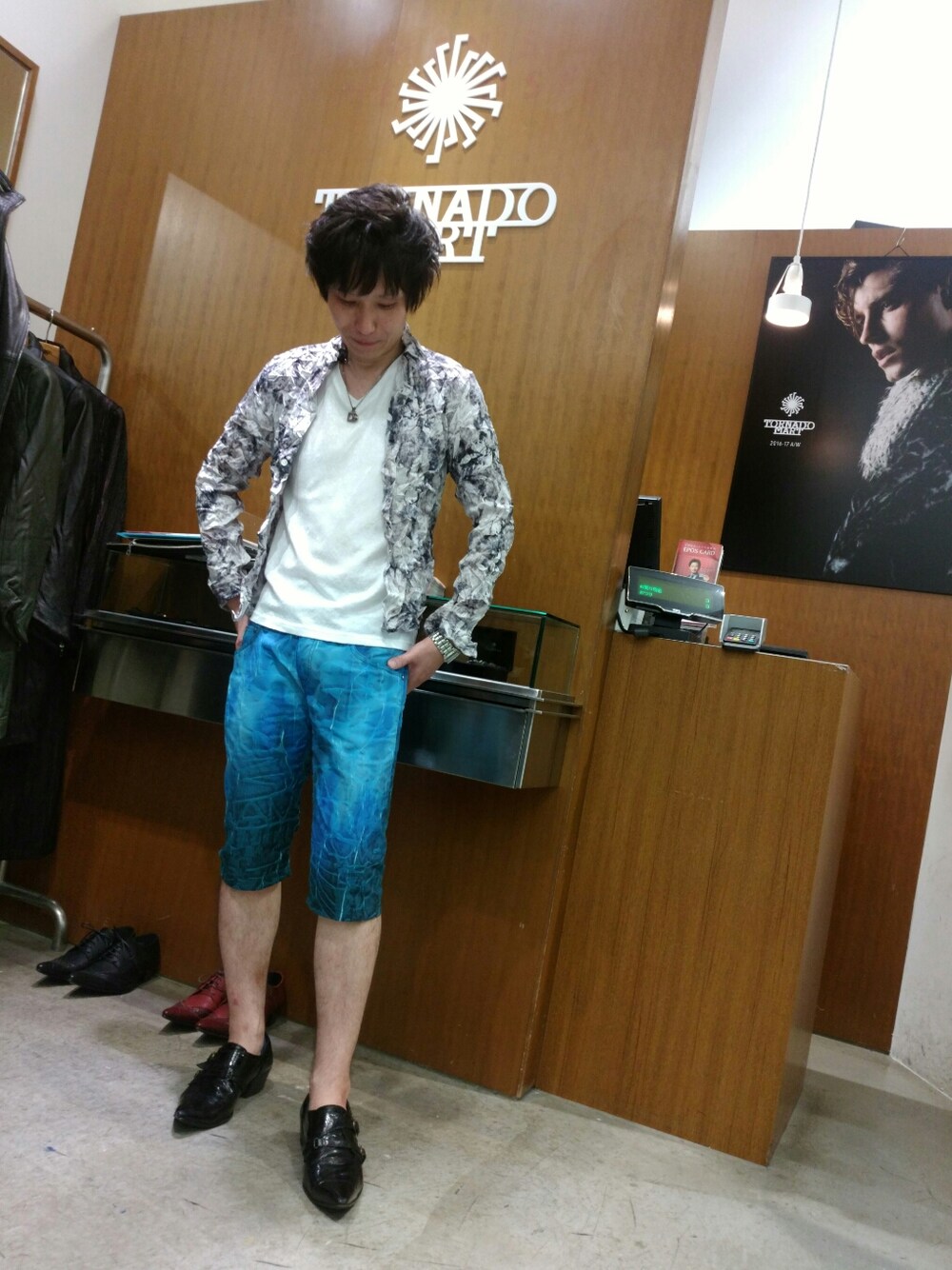 「トルネードマート(TORNADO MART)、柄シャツ、コラボ」｜「TORNADO MARTのTORNADO MART∴ストームフラワープリント（シャツ/ブラウス、グレー系）」を使った、MITSUさん（メンズ・169cm）の夏コーディネートの1枚目の写真