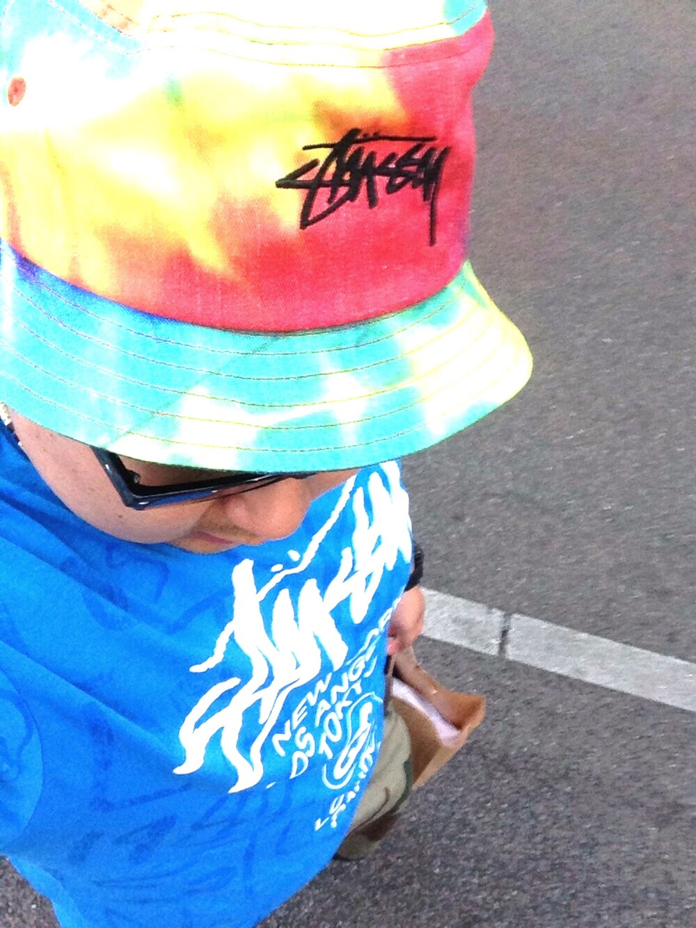 「stussy、NIKE、サングラス、夏コーデ、バケットハット、famous」｜「STUSSYのWT Scribble（Tシャツ/カットソー、ブルー系）」を使った、さとるさん（メンズ・173cm）の夏コーディネートの1枚目の写真