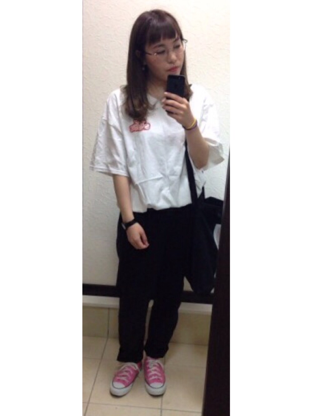 「モノクロ、バンT、めがね、コンバース、ピンク、ストリート、きれいめストリート、！？」｜「バンTのアイテム（Tシャツ/カットソー、ホワイト系）」を使った、ぴょんさん（レディース・150cm）の夏コーディネートの1枚目の写真
