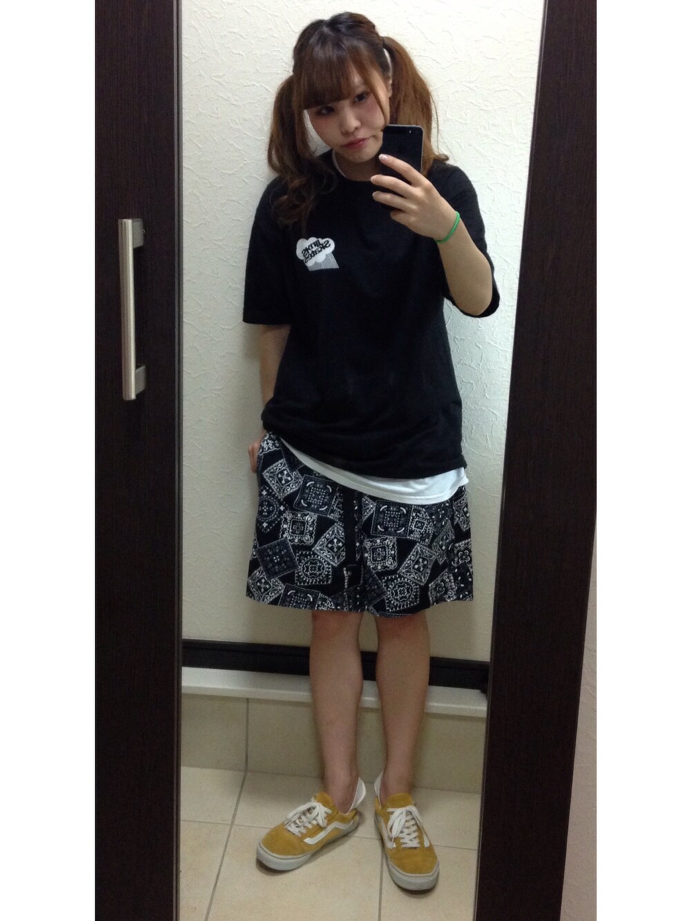 「VANS、SKULLSKATES、supreme、ストリート、モノトーン、黒TEE、メンズライク、ユニバに行くコーデ」｜「SKULL SKATESのアイテム（Tシャツ/カットソー、ブラック系）」を使った、ぴょんさん（レディース・150cm）の夏コーディネートの1枚目の写真