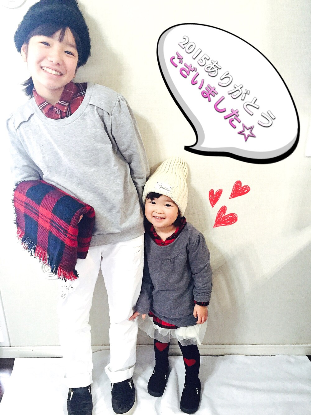 グレー系のスウェット、ホワイト系のデニムパンツ、ブラック系のスニーカーを着用したキッズの冬コーディネートの1枚目の写真