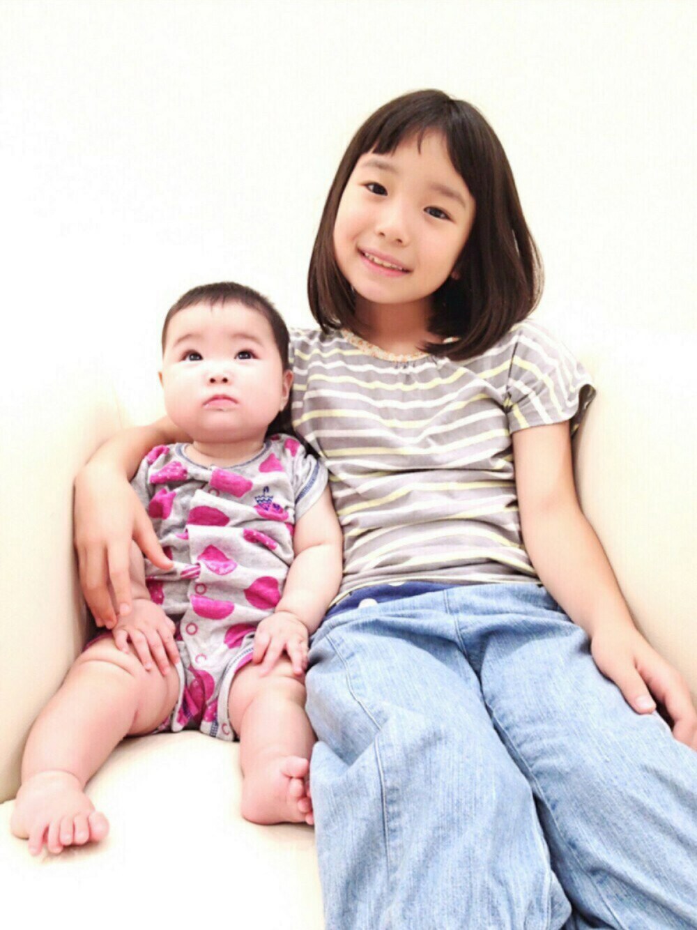 グレー系のロンパース、その他のその他、ピンク系のロンパースを着用したキッズの冬コーディネートの1枚目の写真