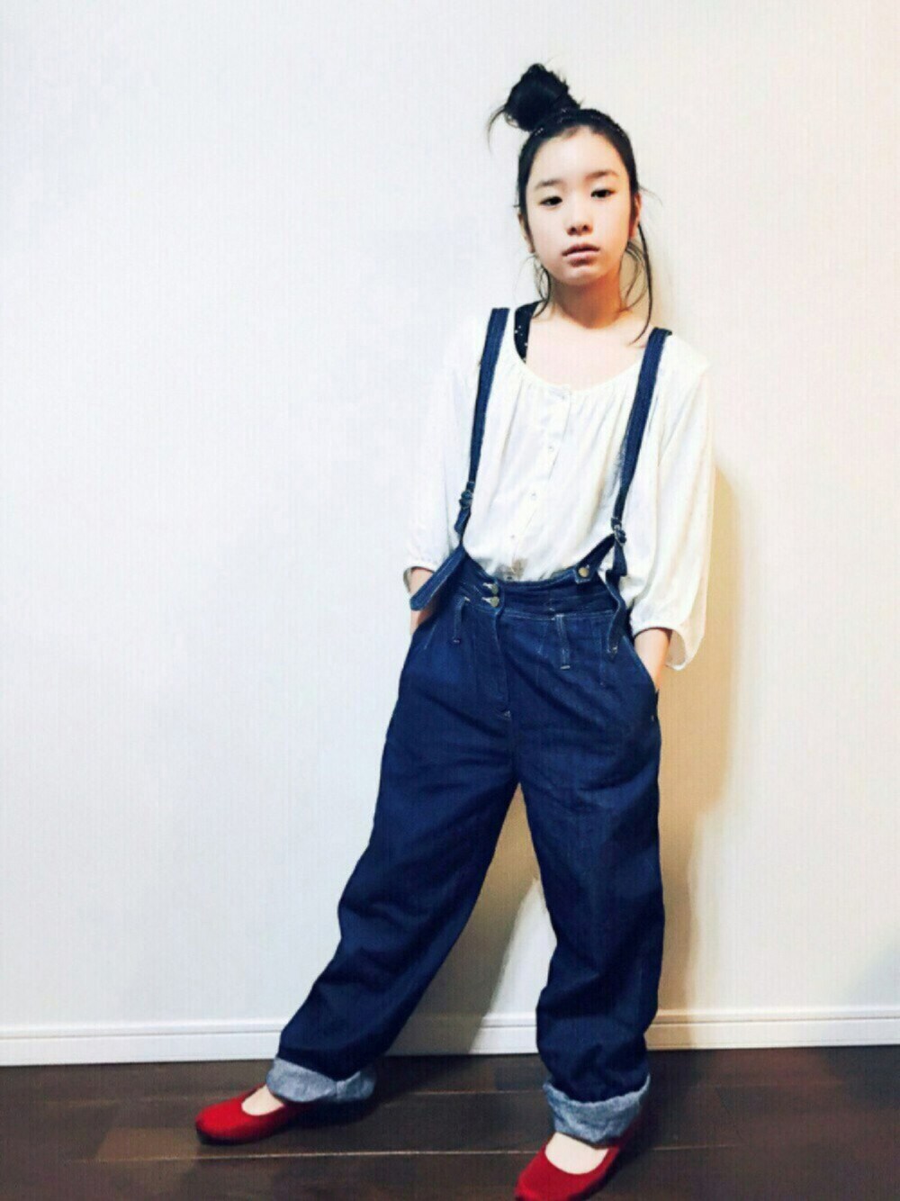 ホワイト系のカーディガン/ボレロ、ブルー系のデニムパンツ、ブラック系のTシャツ/カットソーを着用したレディースの春コーディネートの1枚目の写真