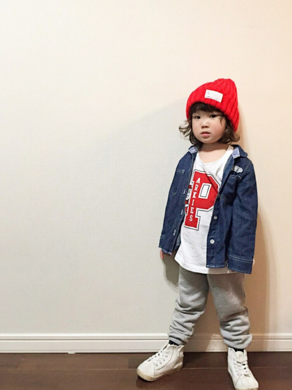 ホワイト系のTシャツ/カットソー、ブルー系のシャツ/ブラウス、グレー系のその他パンツを着用したキッズの春コーディネートの1枚目の写真