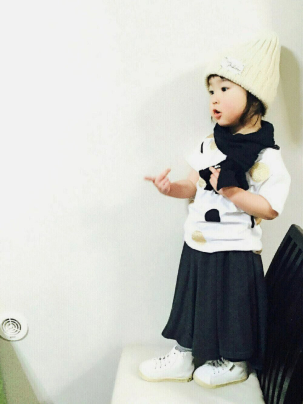 ホワイト系のスニーカー、ホワイト系のTシャツ/カットソー、グレー系のスカートを着用したキッズの冬コーディネートの1枚目の写真