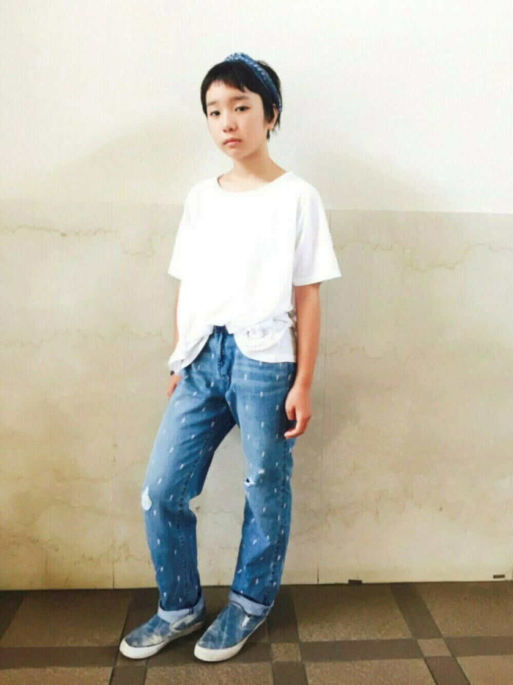 ブルー系のデニムパンツ、ブルー系のスニーカー、ホワイト系のTシャツ/カットソーを着用したキッズの夏コーディネートの1枚目の写真