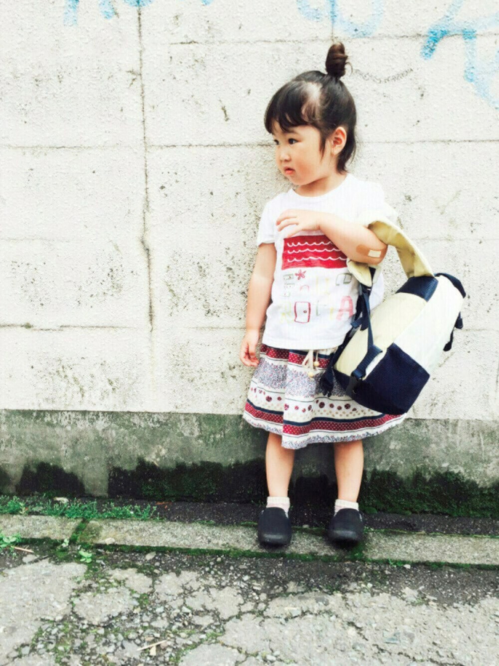 ホワイト系のバックパック/リュック、ホワイト系のスカート、その他のTシャツ/カットソーを着用したキッズの春コーディネートの1枚目の写真