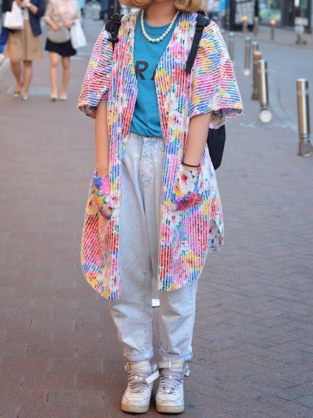 「花柄、スナップ、ガウン、army、金髪、ダメージデニムパンツ、タオル地、エアフォースワン、大きめリュック」｜「NIKEのエアフォース（スニーカー、ホワイト系）」を使った、onatsu さん（レディース・165cm）の夏コーディネートの1枚目の写真