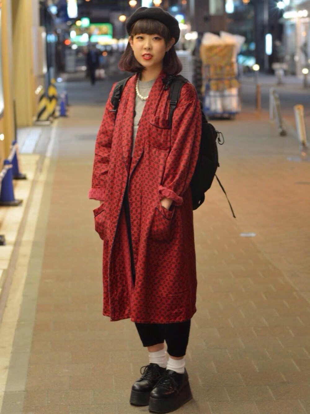 「柄、ベレー帽、スナップ、ガウン、i、札幌、厚底シューズ、TOKYO、大きめリュック、WEARBOOKエントリー」｜「ガウン（カバーオール、レッド系）」を使った、onatsu さん（レディース・164cm）の夏コーディネートの1枚目の写真