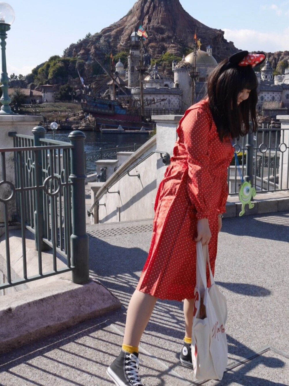 「ディズニー、ミニー、札幌、ワンピース、赤、水玉、コンバース、converse、黒、はるコーデ」｜「古着のアイテム（ワンピース、レッド系）」を使った、onatsu さん（レディース・165cm）の春コーディネートの1枚目の写真