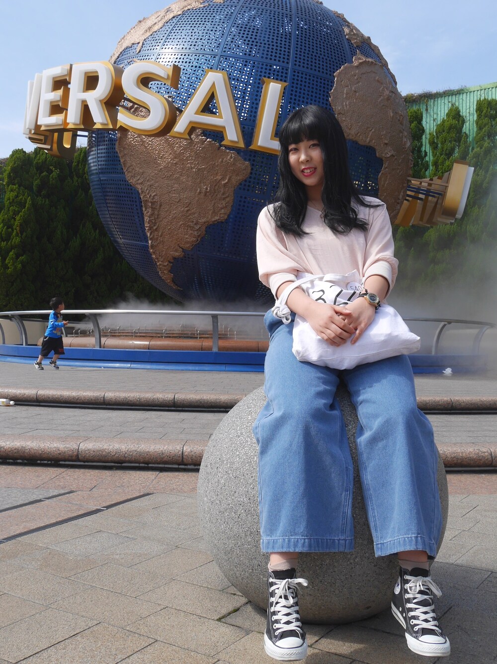「春コーデ、Kastane、mystic、ピンク、コンバース、ジーンズ、シンプル、outfit、ゆるコーデ、ユニバ」｜「mysticの【mystic】シルクタッチVネックプルオーバー（シャツ/ブラウス、ピンク系）」を使った、onatsu さん（レディース・165cm）の春コーディネートの1枚目の写真