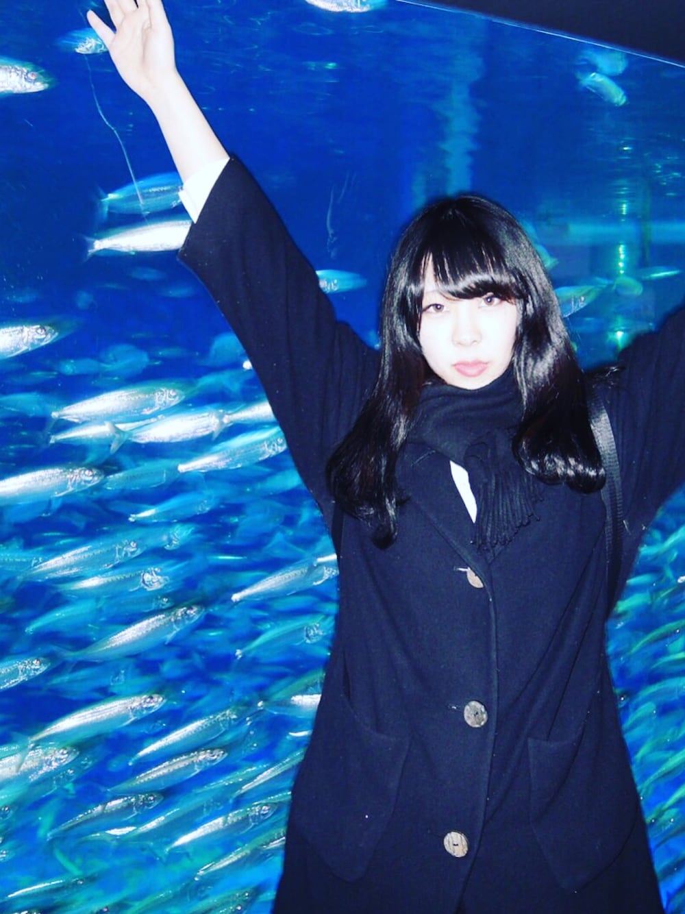 「休日スタイル、コート、ブラック、秋、Vivienne Westwood、マフラー、水族館、デート、冬、さむい」｜「Vivienne Westwood red labelのアイテム（マフラー、ブラック系）」を使った、onatsu さん（レディース・165cm）の秋コーディネートの1枚目の写真