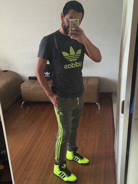 「adidas Originals(アディダスオリジナルス)のアイテム(Tシャツ/カットソー、グレー系)」を使った、Gabriellさん(メンズ)の秋コーディネート