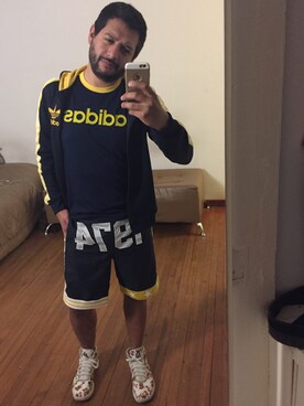 「adidas Performanceのアイテム(Tシャツ/カットソー、ブルー系)」を使った、Gabriellさん(メンズ)の秋コーディネート