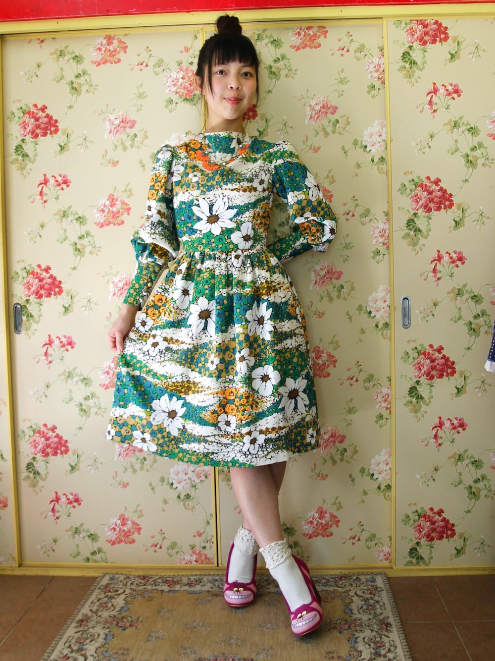 「イレギュラーチョイス、Irregular Choice、ふしぎの国のアリス、不思議の国のアリス、古着、ワンピース、VINTAGE、used、チシャ猫、花柄」｜「Wild Lilyのアイテム（ワンピース、グリーン系）」を使った、代官山セレクトショップWild Lilyさん（レディース・159cm）の夏コーディネートの1枚目の写真