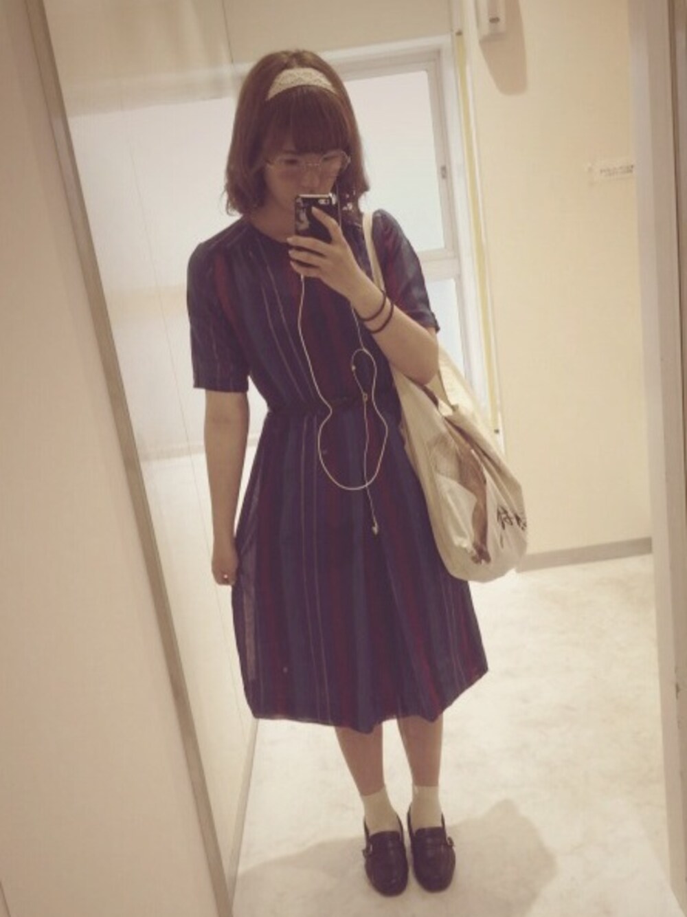 「トートバッグ、ワンピース、ヘアバンド、めがね、紫」｜「ワンピース（ワンピース、ブルー系）」を使った、よんなさん（レディース・160cm）の夏コーディネートの1枚目の写真