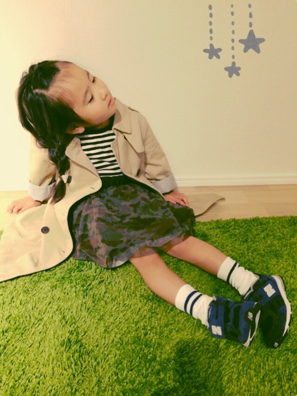 ベージュ系のトレンチコート、グリーン系のスカート、その他のソックス/靴下を着用したキッズの春コーディネートの1枚目の写真