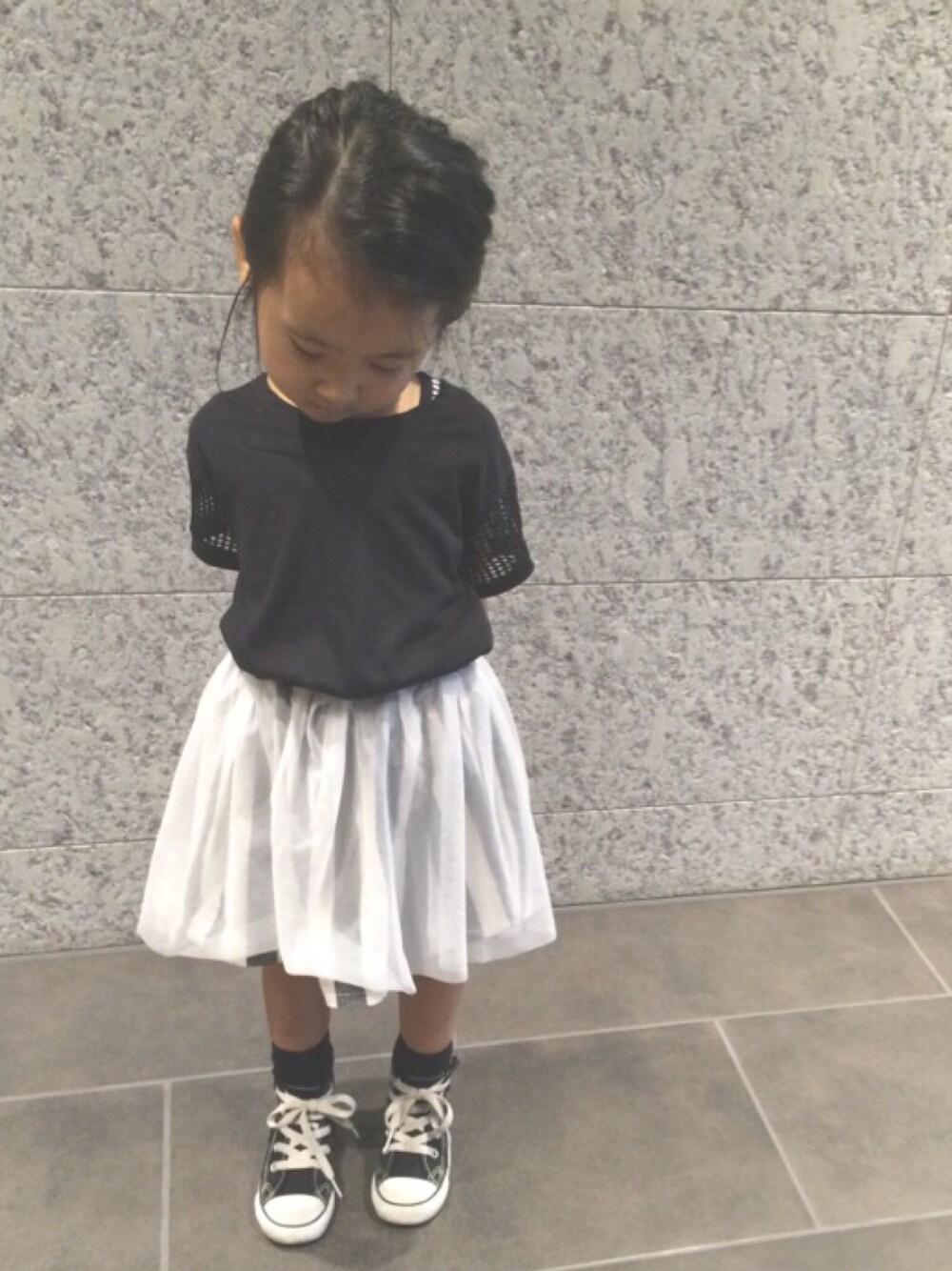 「モノトーン、チュールスカート、シールピアス、ハイカットスニーカー、converse」｜「CIAOPANIC TYPYのKIDS メッシュスリーブTシャツ（Tシャツ/カットソー、ブラック系）」を使った、hinatさん（キッズ・100cm）の夏コーディネートの1枚目の写真