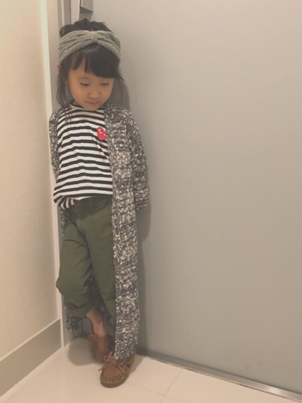 「ロングカーディガン、カーキパンツ、minnetonka、モカシン、フリンジバッグ、ヘアバンド、ボーダー」｜「koreaのアイテム（カーディガン/ボレロ、グレー系）」を使った、hinatさん（キッズ・100cm）の秋コーディネートの1枚目の写真