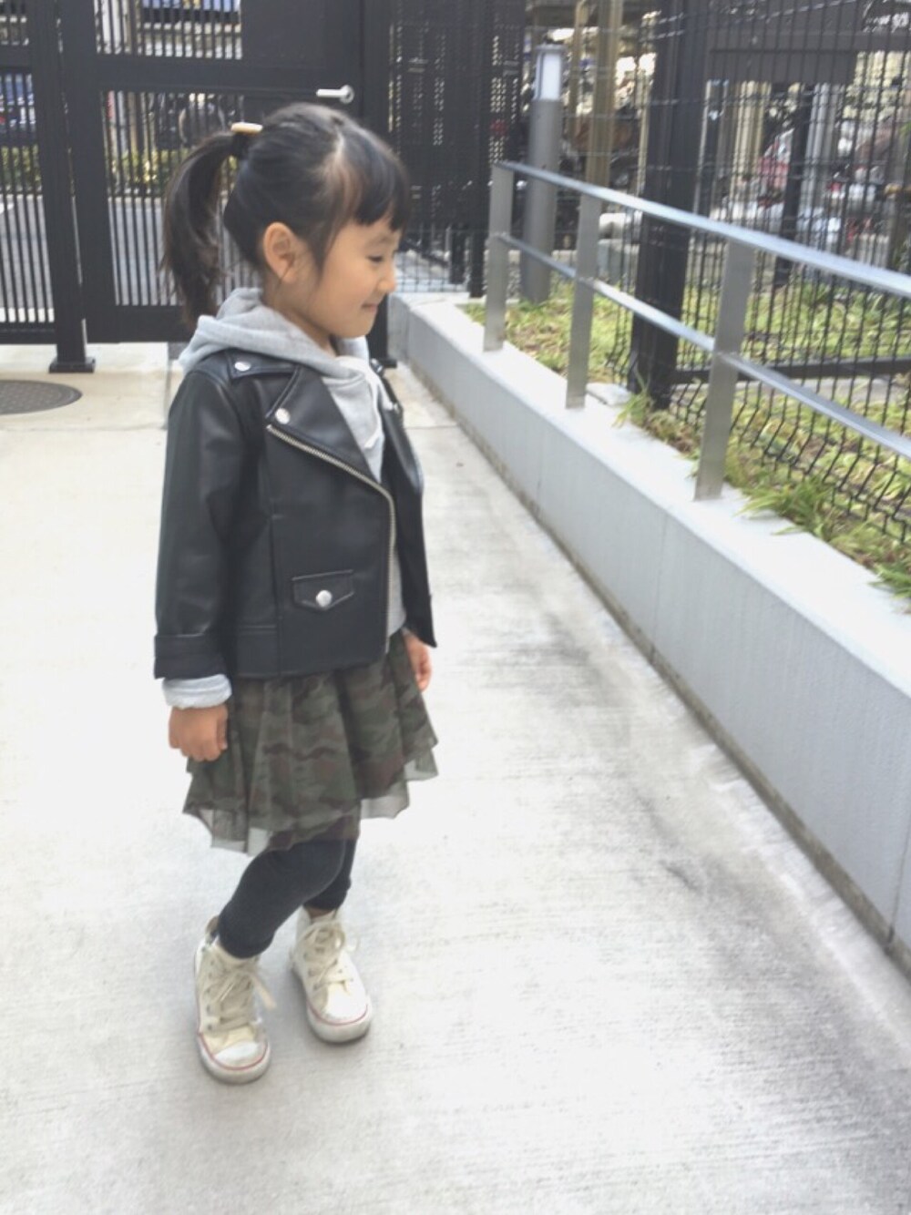 「ライダース、チュールスカート、カモフラ、ハイカットスニーカー、ポニーテール、パーカー×ライダース」｜「petit mainのシンプルライダースジャケット（ライダースジャケット、ブラック系）」を使った、hinatさん（キッズ・100cm）の冬コーディネートの1枚目の写真