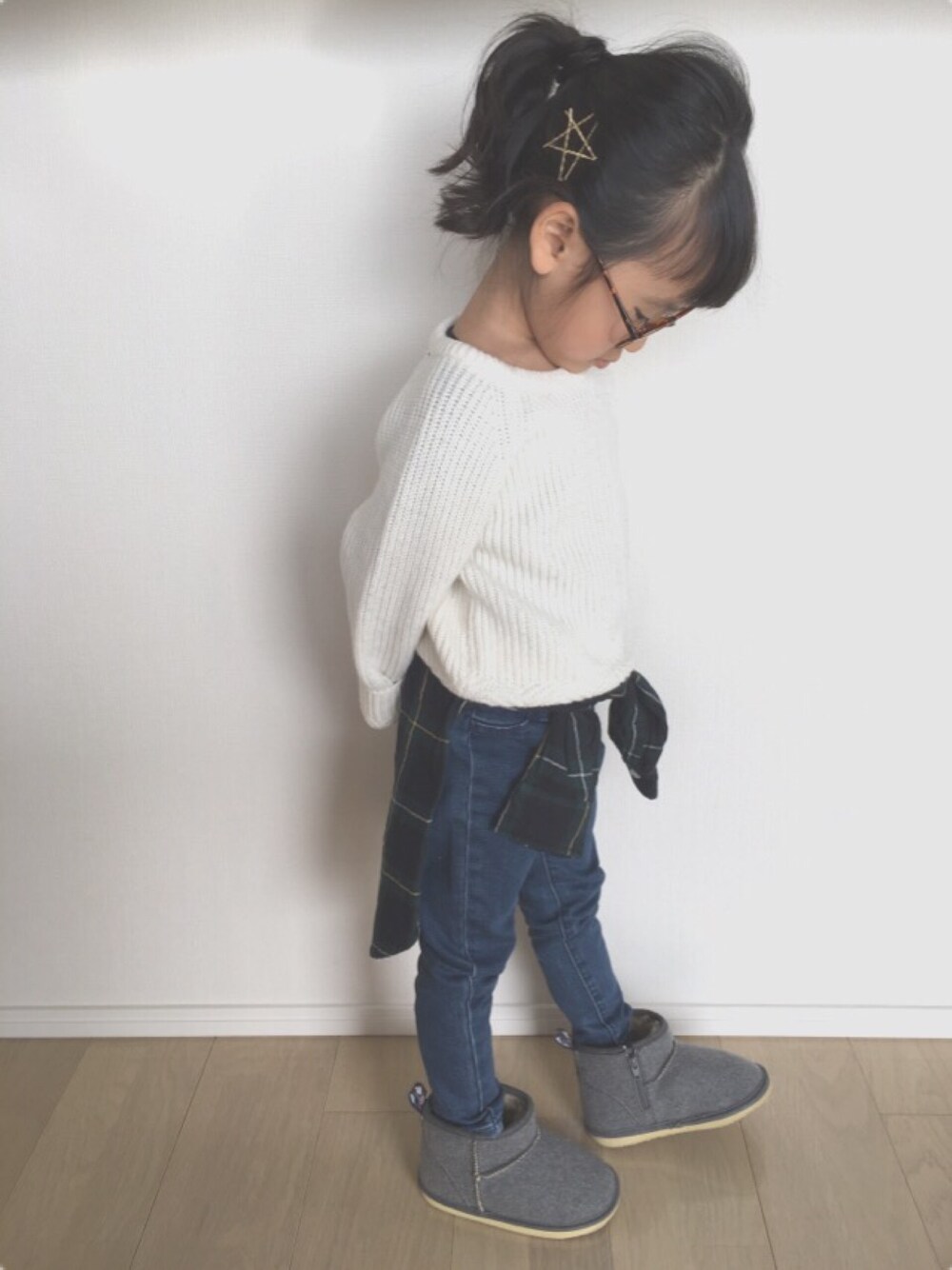 「白ニット、白ニット×デニム、ムートンブーツ、ポニーテール、金ピン、こしまきスタイル、4歳、おんなのこ」｜「UNIQLOのアイテム（デニムパンツ、ブルー系）」を使った、hinatさん（キッズ・100cm）の冬コーディネートの1枚目の写真
