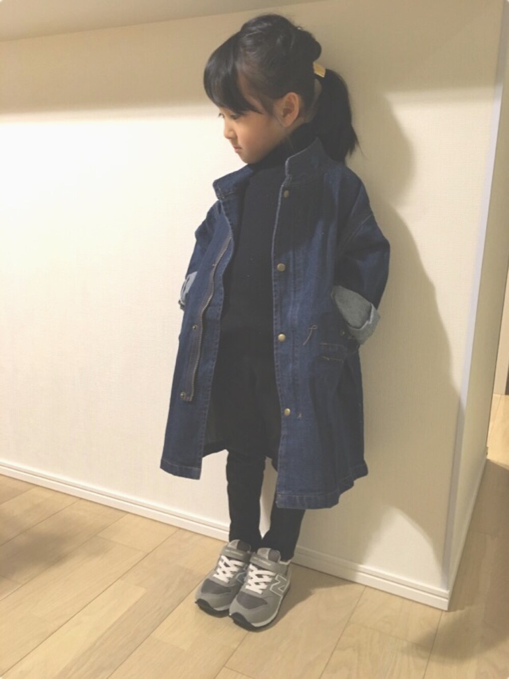「デニム、ロングジャケット、ブラック×デニム、スニーカー、New Balance、スキニーパンツ、キッズコーデ、5歳」｜「無印良品のアイテム（ニット/セーター、ブラック系）」を使った、hinatさん（キッズ・100cm）の冬コーディネートの1枚目の写真