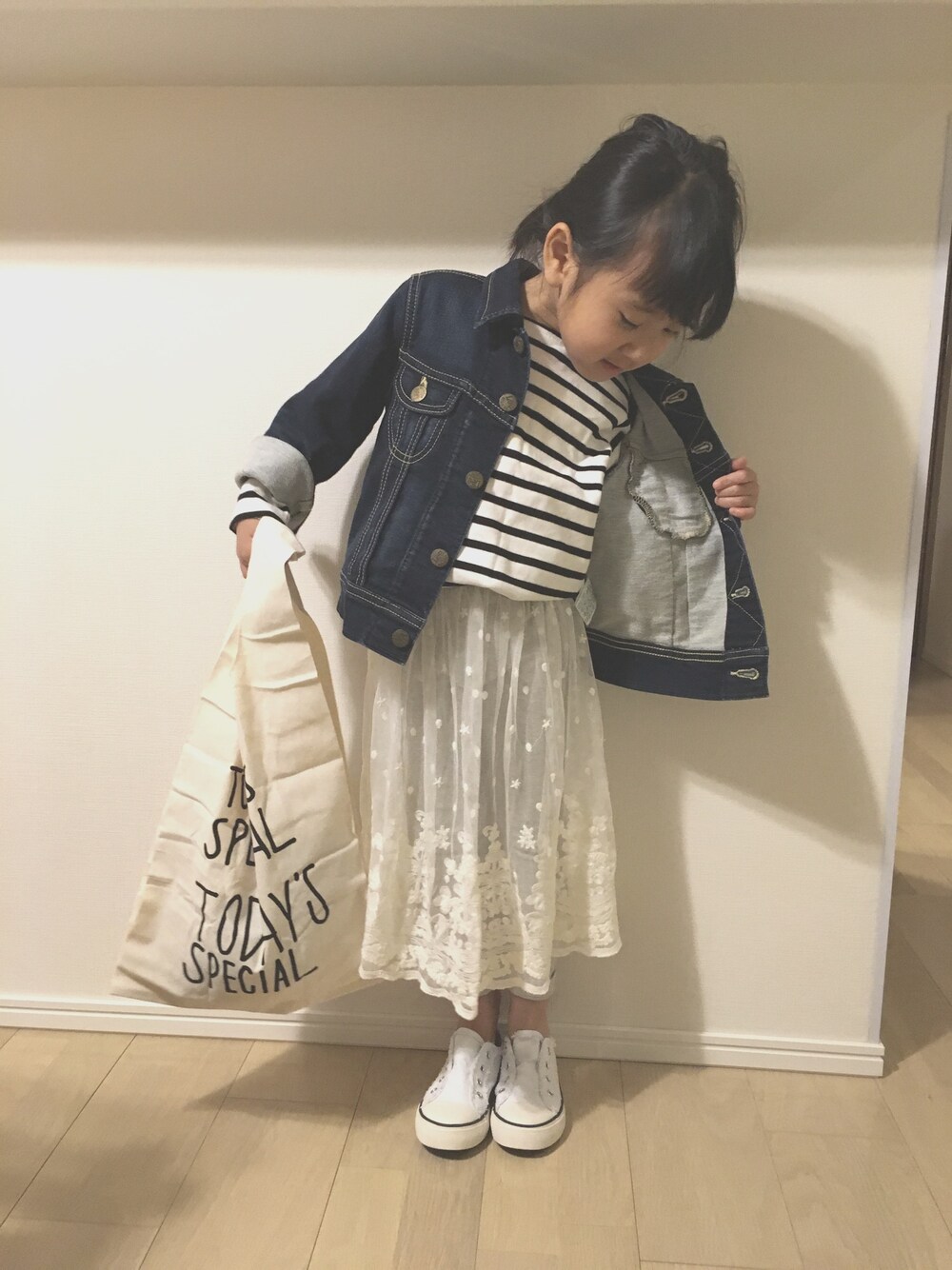 「ジージャン、Gジャン、ボーダートップス、レーススカート、春コーデ、キッズコーデ、女の子、5歳、シンプルコーデ」｜「petit mainのチュールスカート付きレギンス（レギンス/スパッツ、ホワイト系）」を使った、hinatさん（キッズ・100cm）の冬コーディネートの1枚目の写真
