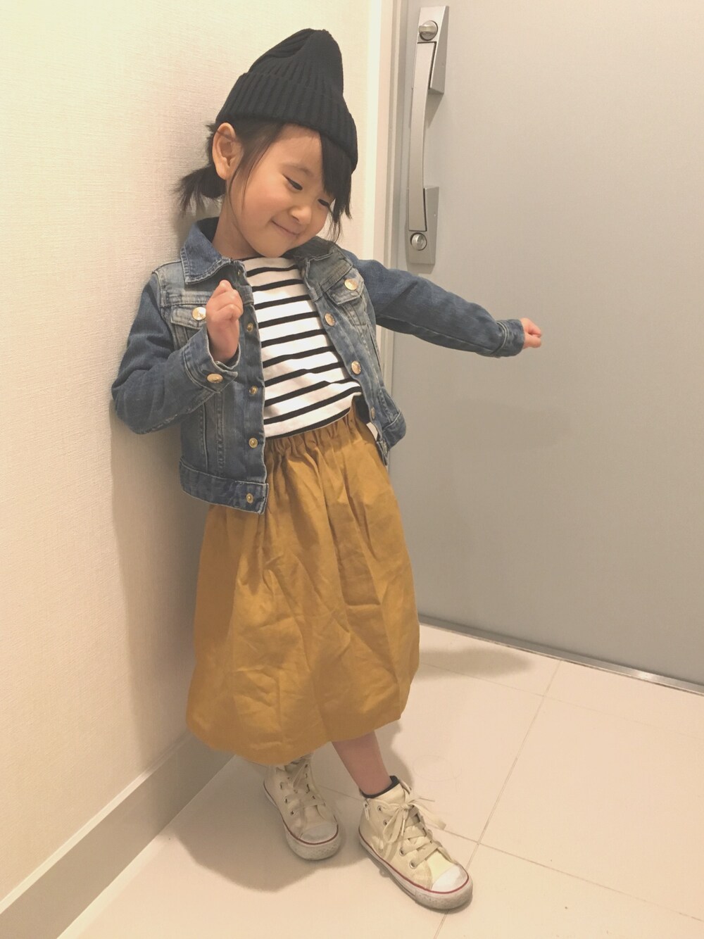 「コンバース子ども会、キッズファッション、プティマイン、Gジャン、ミモレ丈スカート、スカート×スニーカー、ニット帽、おんなのこ、5歳」｜「petit mainのボートネックボーダー8分袖Ｔシャツ（Tシャツ/カットソー、ブラック系）」を使った、hinatさん（キッズ・100cm）の春コーディネートの1枚目の写真