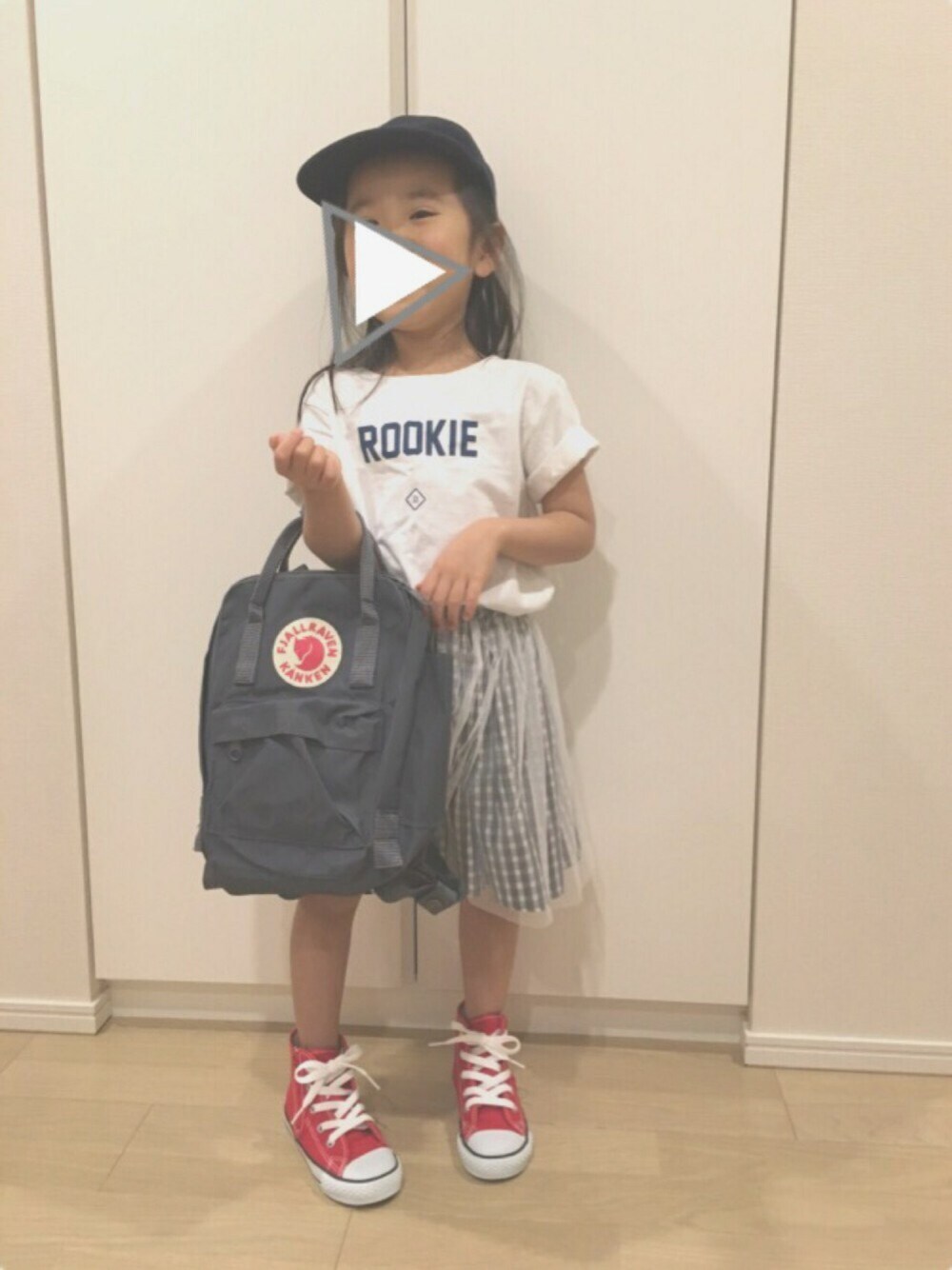 「キッズコーデ、おんなのこ、ギンガムcomecome祭、ギンガムチェック、リバーシブルスカート、ハイカットスニーカー、キャップ、シンプル部、横浜DeNAベイスターズ」｜「green label relaxingのチュール ギンガムスカート リバーシブル（スカート、ホワイト系）」を使った、hinatさん（キッズ・100cm）の春コーディネートの1枚目の写真