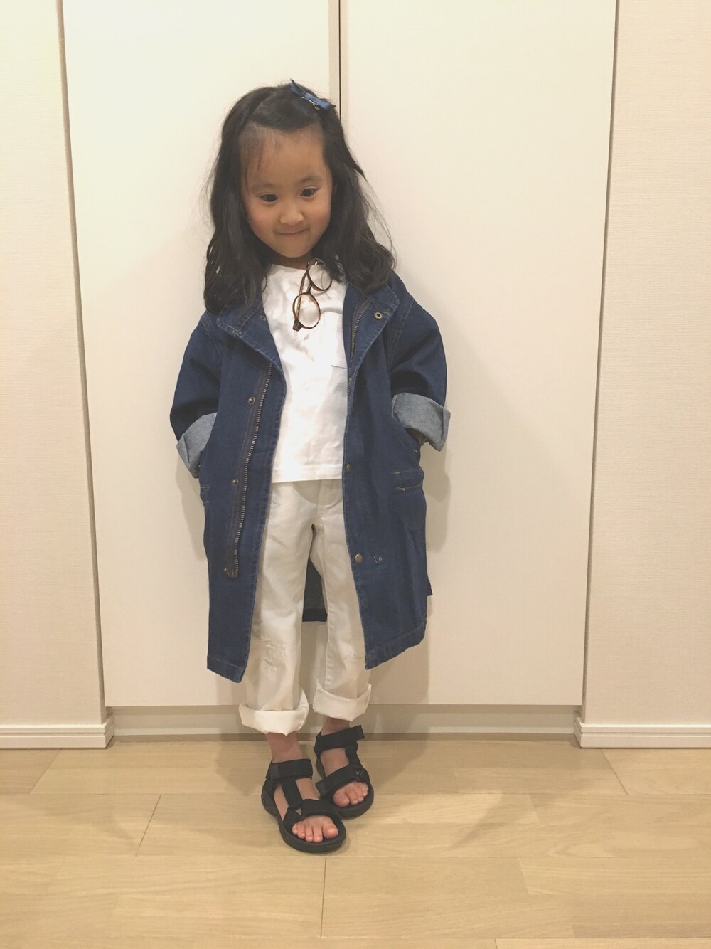 「キッズコーデ、おんなのこ、ホワイトパンツ、ホワイトパンツ祭り、デニデニ、スポーツサンダル、白×青、ウェーブヘアー」｜「koreaのアイテム（デニムジャケット、ブルー系）」を使った、hinatさん（キッズ・100cm）の春コーディネートの1枚目の写真