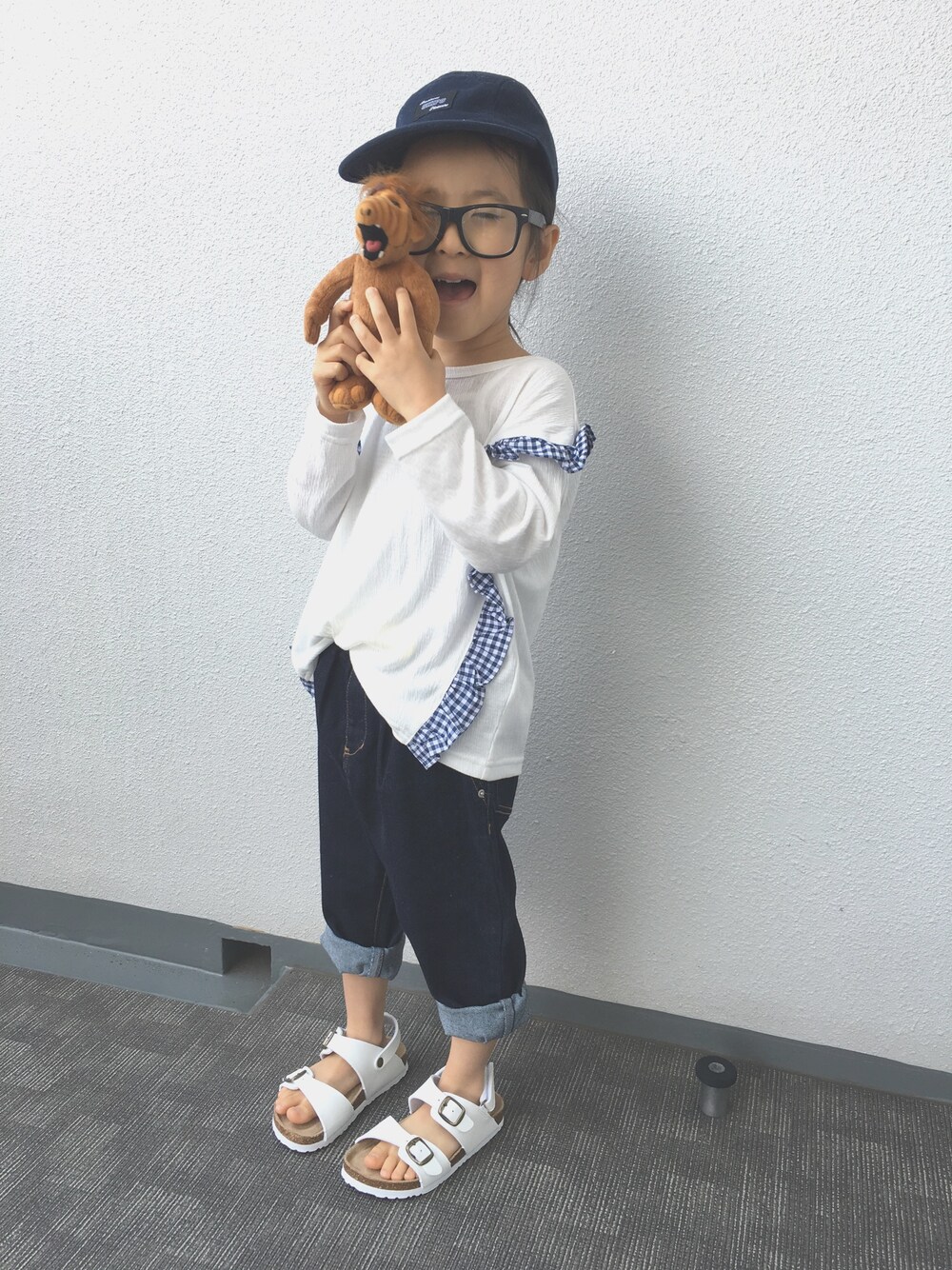 「フリルトップス、甘辛mix、デニムパンツ、キャップ、スポーツサンダル、アルフ」｜「koreaのアイテム（Tシャツ/カットソー、ホワイト系）」を使った、hinatさん（キッズ・100cm）の春コーディネートの1枚目の写真