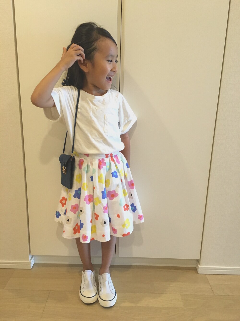 「花柄、白Tシャツ、スニーカー、女の子、シンプルコーデ、キッズファッション、Kate Spade、夏」｜「quoti use fithの半袖ポケットTシャツ（Tシャツ/カットソー、ホワイト系）」を使った、hinatさん（キッズ・110cm）の夏コーディネートの1枚目の写真