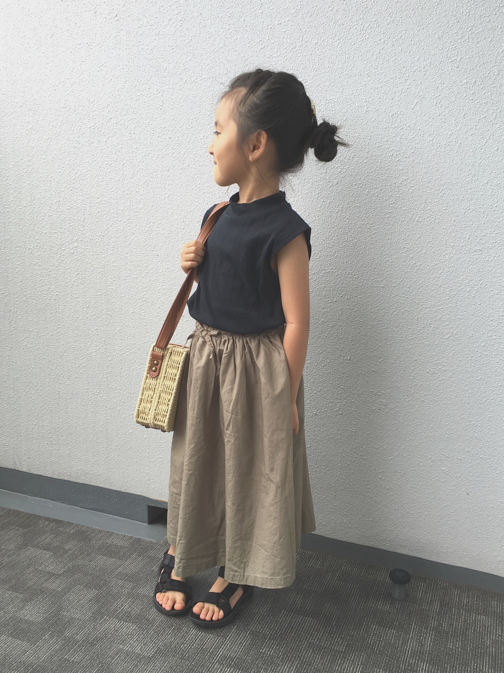 「おんなのこ、おだんごヘアー、マキシスカート、オリーブ、ダークカラー、キッズコーデ、5歳、かごバッグ」｜「B:MING by BEAMSのビーミング by ビームス / マキシスカート（スカート、グリーン系）」を使った、hinatさん（キッズ・110cm）の夏コーディネートの1枚目の写真
