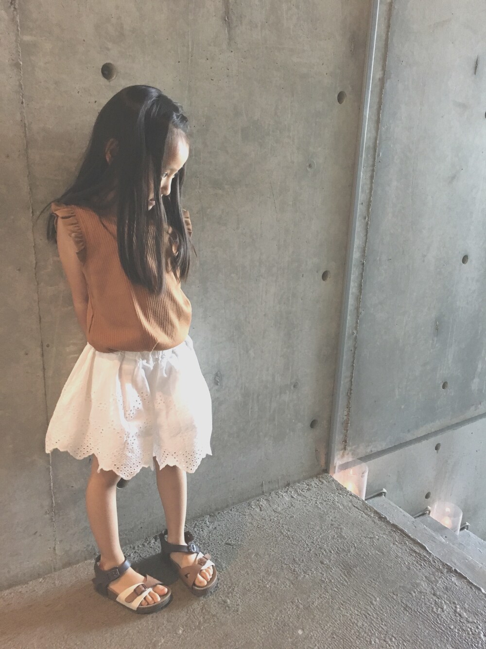 「キッズファッション、シンプルコーデ、5歳、テラコッタ、TATAMI、おんなのこ、フリルトップス」｜「petit mainの衿＆袖フリルモチーフテレコTシャツ（Tシャツ/カットソー、ブラウン系）」を使った、hinatさん（キッズ・110cm）の夏コーディネートの1枚目の写真