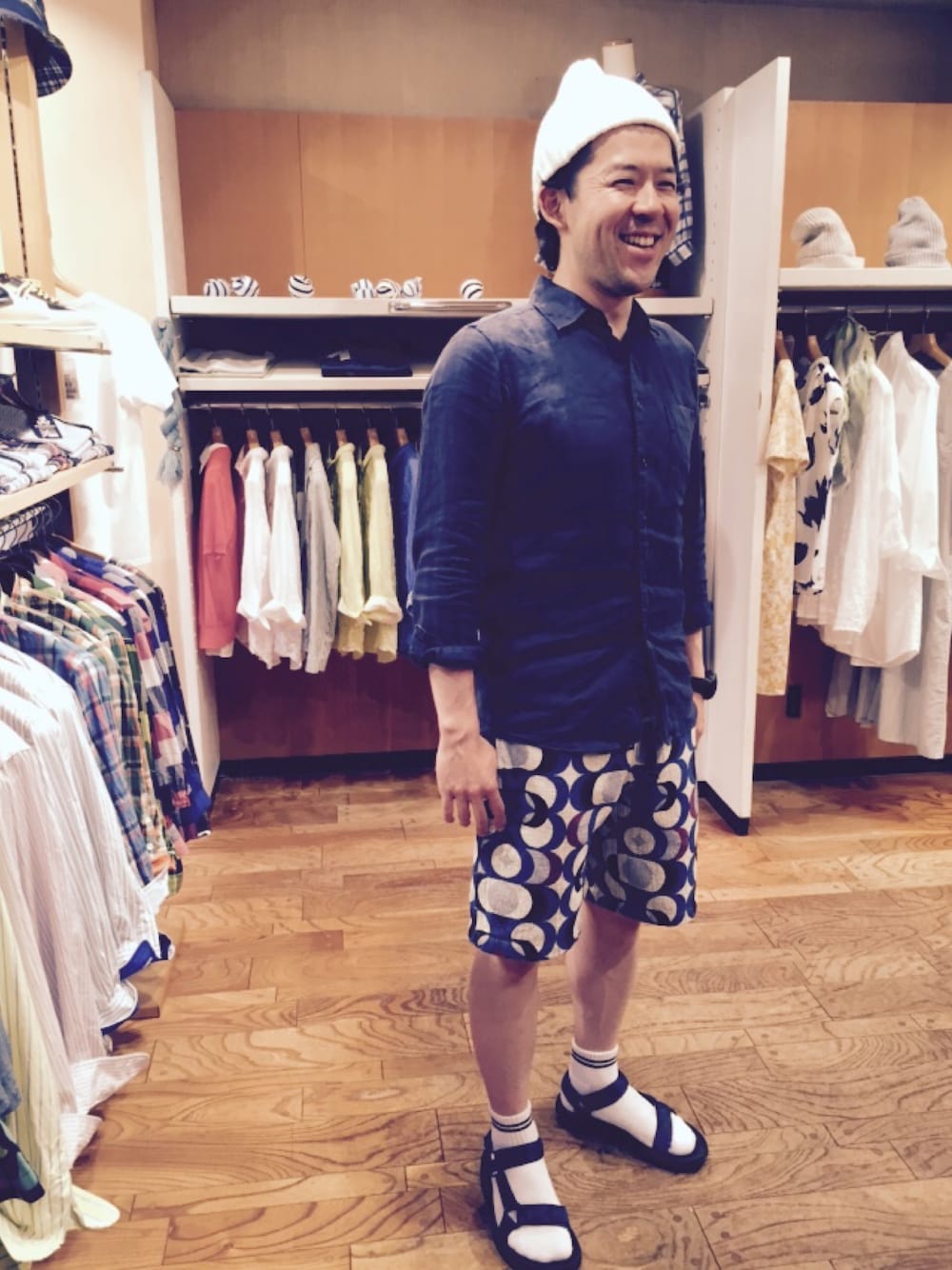 「ニットキャップ、柄ハーフバンツ、ストラップサンダル、アウトドアコーデ」｜「UNIQLOのアイテム（シャツ/ブラウス、ブルー系）」を使った、ミヤグチタクヤさん（メンズ・169cm）の夏コーディネートの1枚目の写真