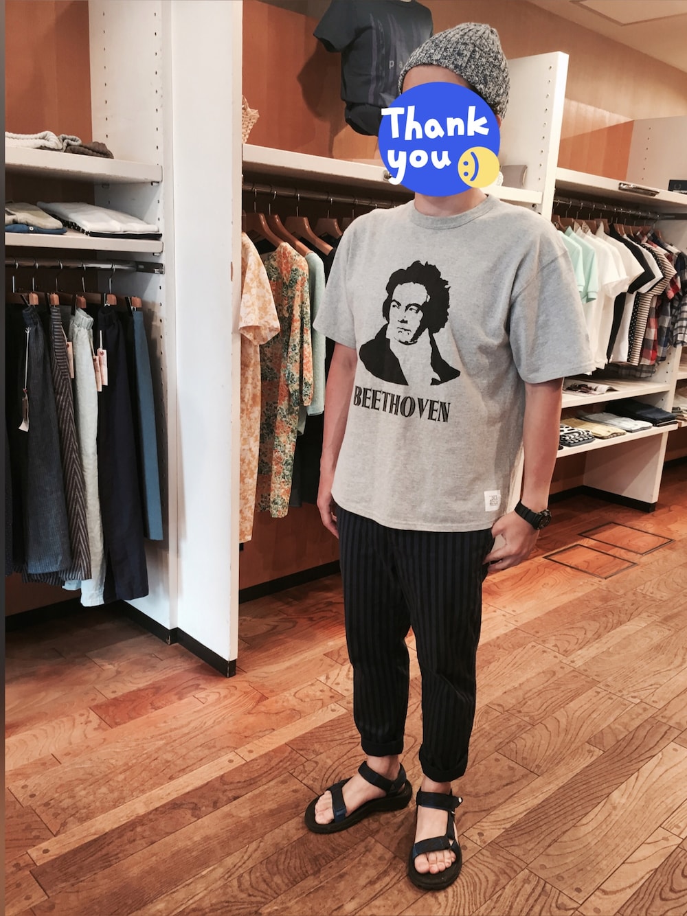 「ビックT、アウトドアサンダル、ストラップサンダル、ストライプパンツ、ニツトキャプ、麻」｜「EVER AFTERのアイテム（Tシャツ/カットソー、グレー系）」を使った、ミヤグチタクヤさん（メンズ・169cm）の夏コーディネートの1枚目の写真