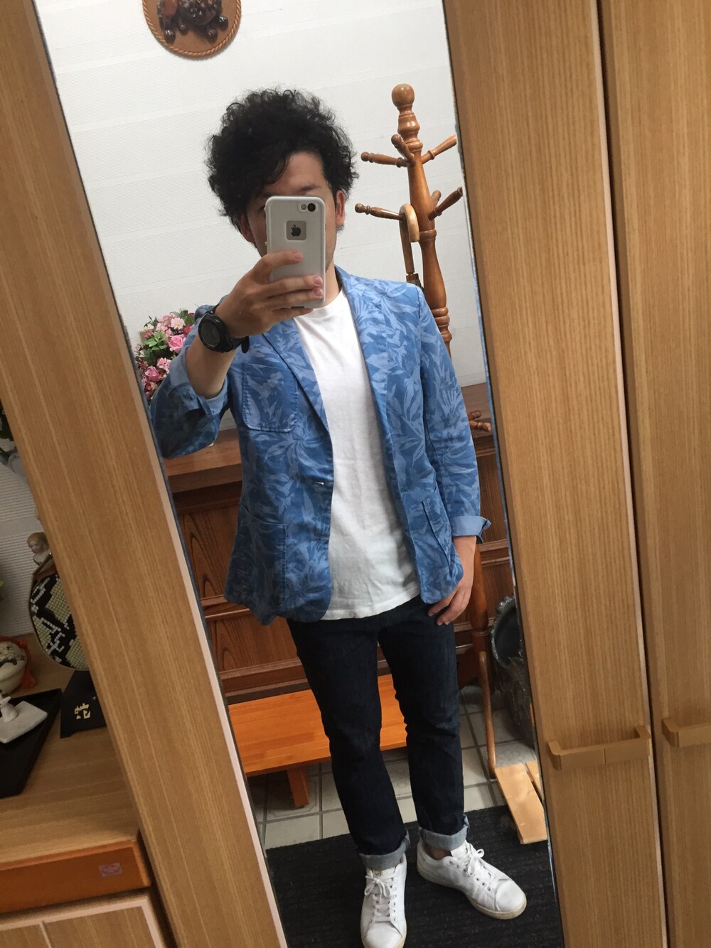 「ボタニカル柄、デニムパンツ、リネン」｜「UNIQLOのアイテム（Tシャツ/カットソー、ホワイト系）」を使った、ミヤグチタクヤさん（メンズ・169cm）の夏コーディネートの1枚目の写真