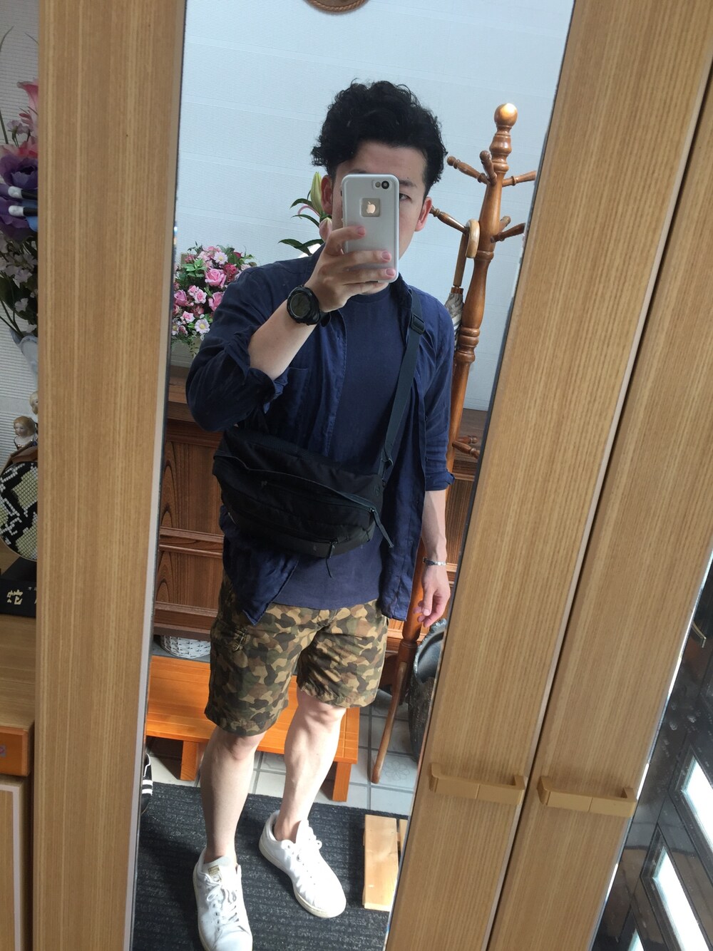 「ハーフパンツ、カモフラパンツ、リネンシャツ、リネン、カモフラ、ネイビーコーデ、ネイビー」｜「UNIQLOのアイテム（シャツ/ブラウス、ブルー系）」を使った、ミヤグチタクヤさん（メンズ・169cm）の夏コーディネートの1枚目の写真
