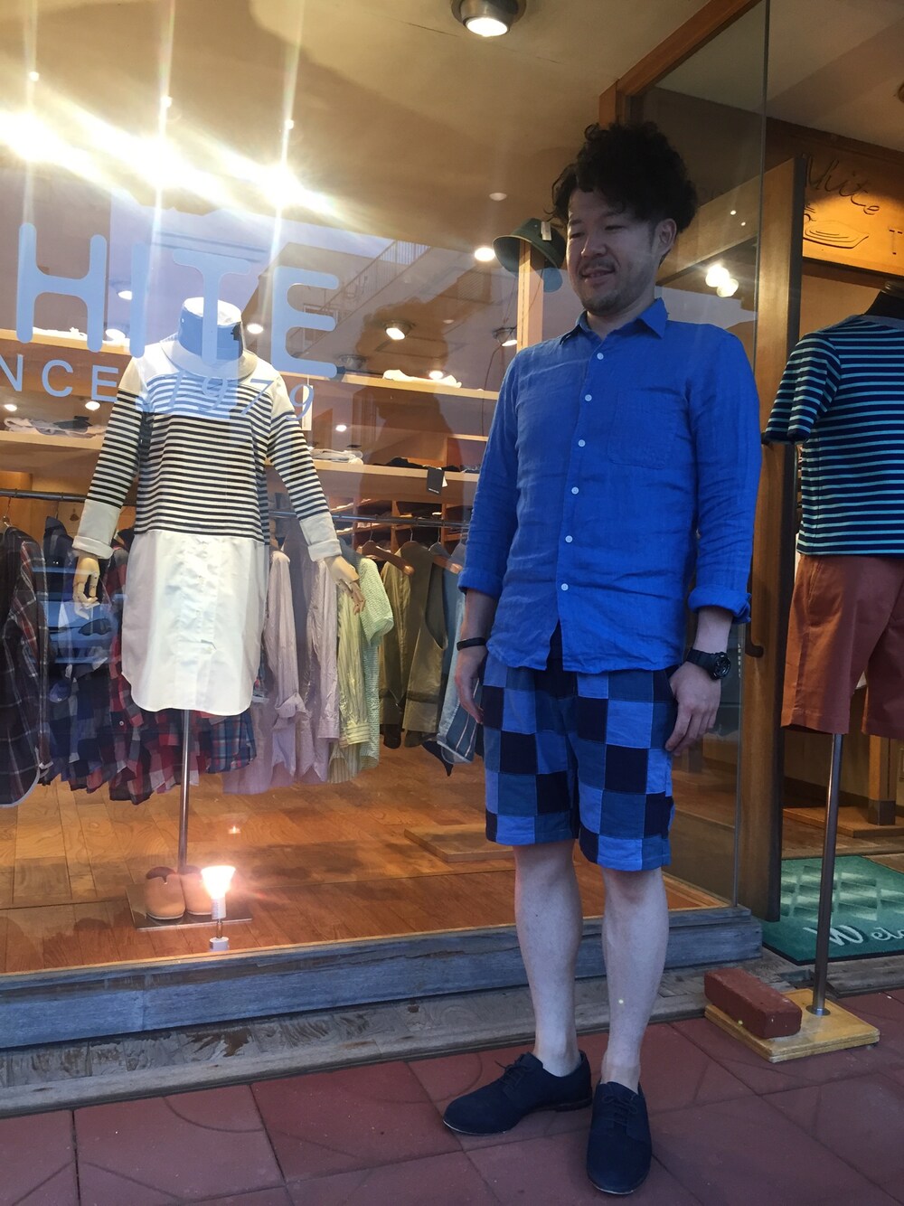 「ハーフパンツ、パッチワーク、デニム、リネン、リネンシャツ、レザーシューズ、ブルーコーデ」｜「UNIQLOのアイテム（シャツ/ブラウス、ブルー系）」を使った、ミヤグチタクヤさん（メンズ・169cm）の夏コーディネートの1枚目の写真
