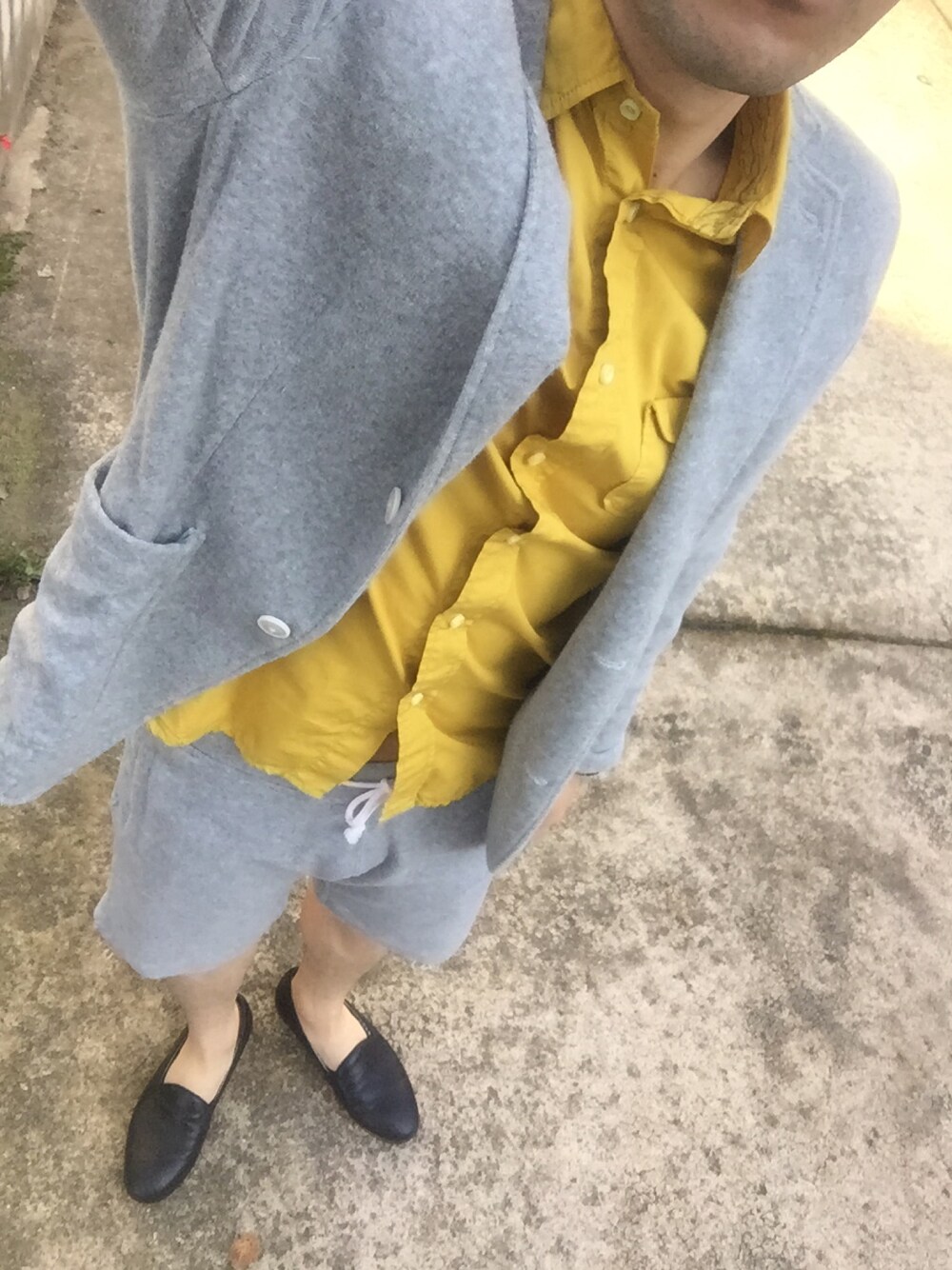 「セットアップ、マスタード、オペラシューズ、グレー、秋色」｜「Chloro sisterのアイテム（シャツ/ブラウス、イエロー系）」を使った、ミヤグチタクヤさん（メンズ・169cm）の秋コーディネートの1枚目の写真
