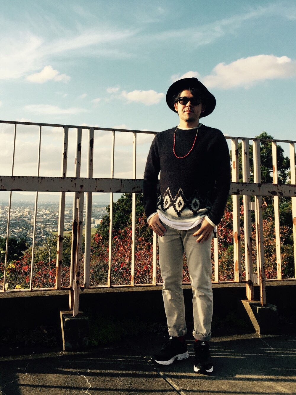 「秋晴れ、セーター、ハット、アディダス」｜「BLUE WORKのBLUE WORK ウールアクリル タートルネックニット [TURTLE NECK]（ニット/セーター、ブルー系）」を使った、ミヤグチタクヤさん（メンズ・169cm）の秋コーディネートの1枚目の写真
