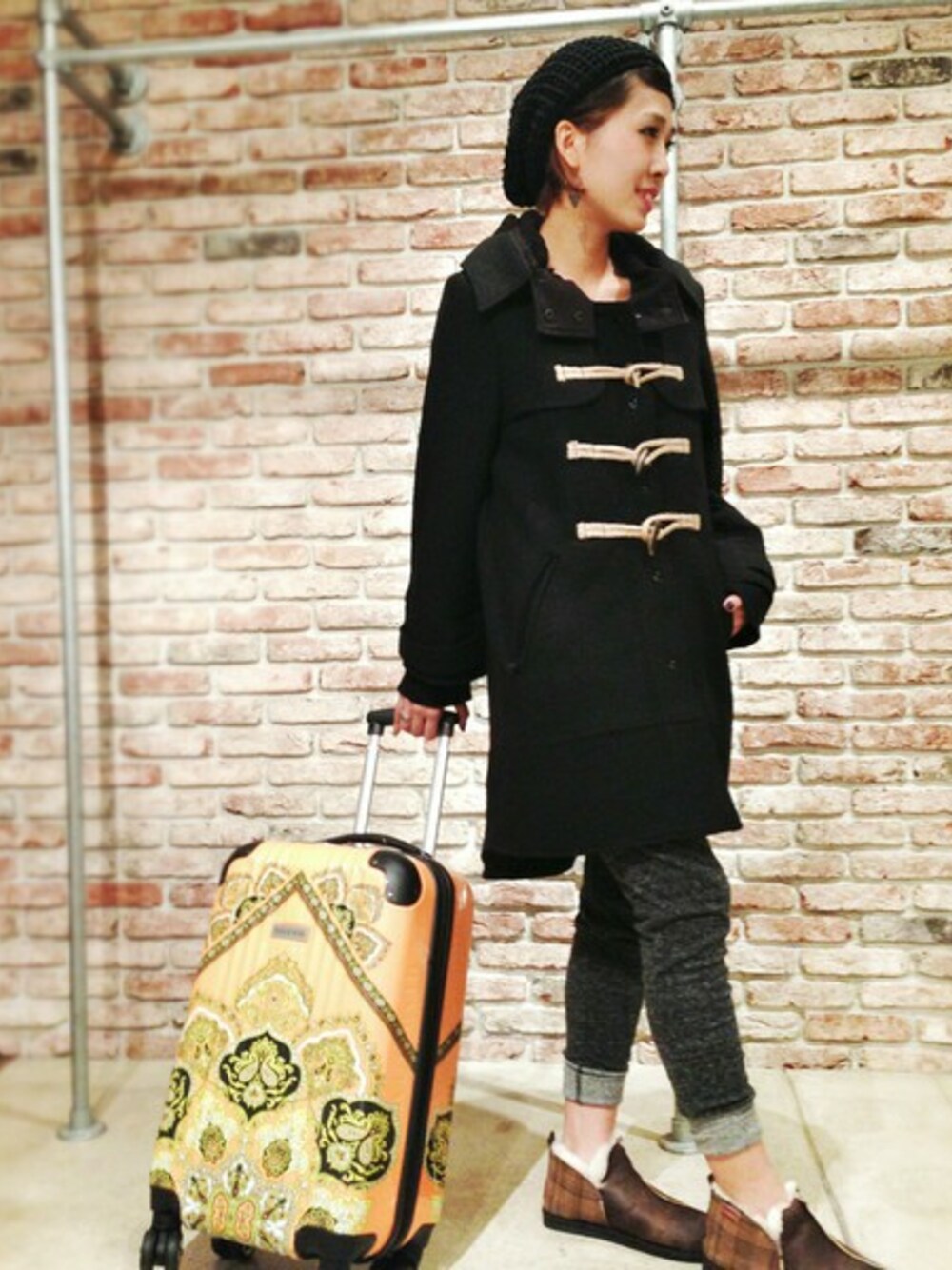 ブラウン系のブーツ、ブラック系のダッフルコート、グレー系のその他パンツを着用したレディースの秋コーディネートの1枚目の写真