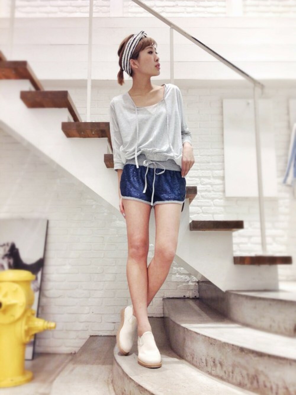 グレー系のその他パンツ、グレー系のTシャツ/カットソー、ベージュ系のスニーカーを着用したレディースの春コーディネートの1枚目の写真