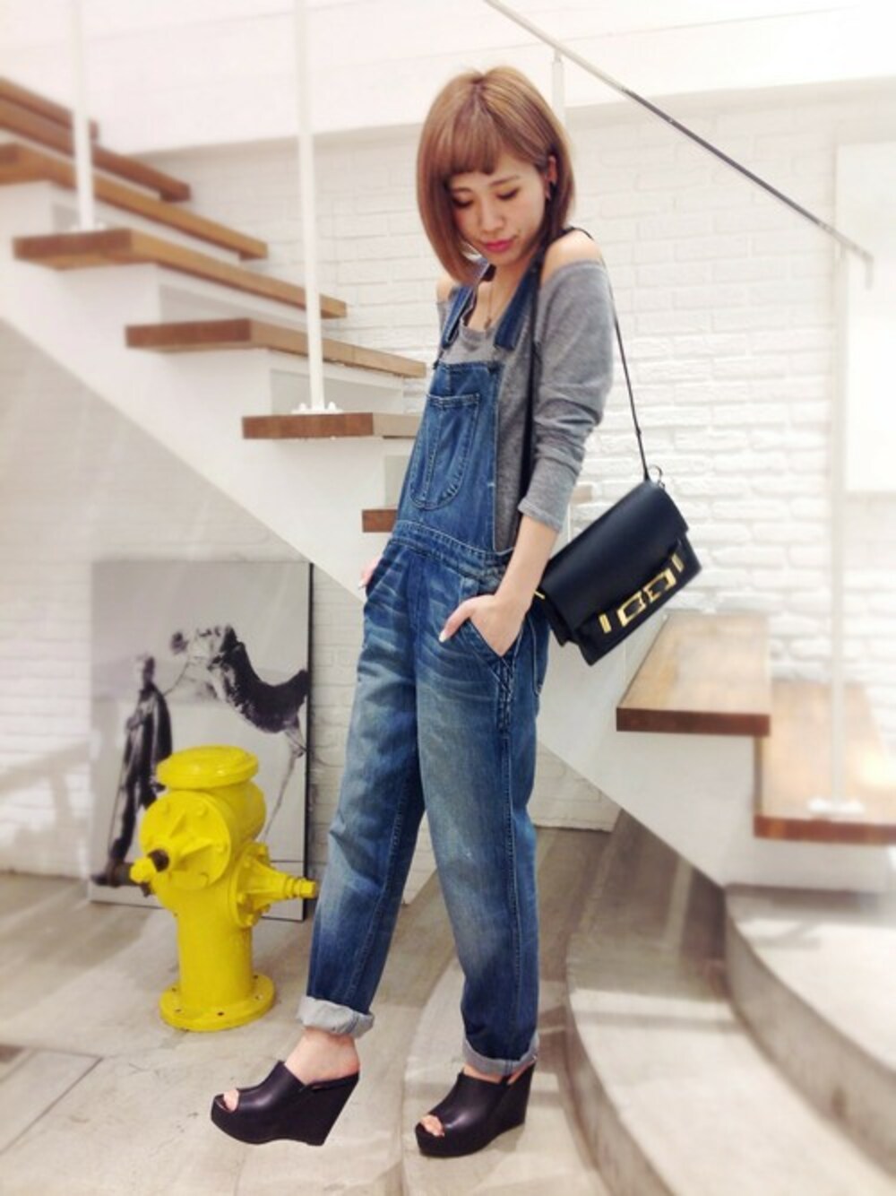 ブルー系のサロペット/オーバーオール、ブラック系のショルダーバッグ、ブラック系のサンダルを着用したレディースの春コーディネートの1枚目の写真