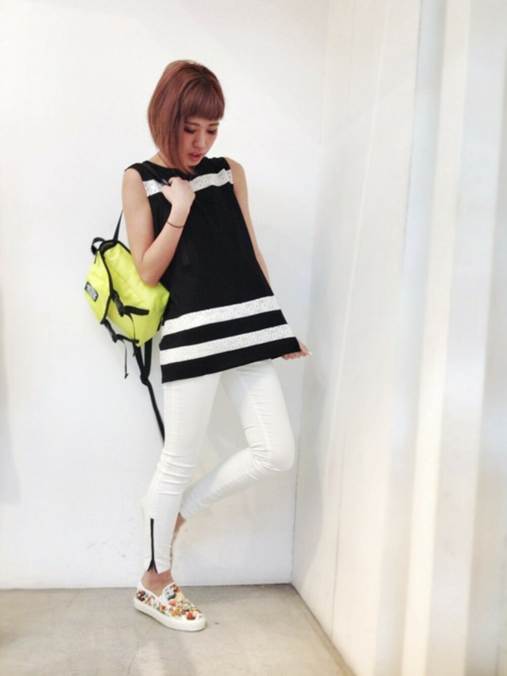 ホワイト系のチュニック、ホワイト系のデニムパンツを着用したレディースの春コーディネートの1枚目の写真