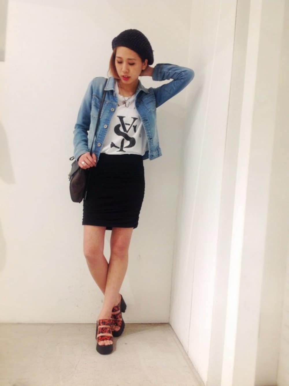 ブラック系のスカート、ブルー系のデニムジャケットを着用したレディースの春コーディネートの1枚目の写真