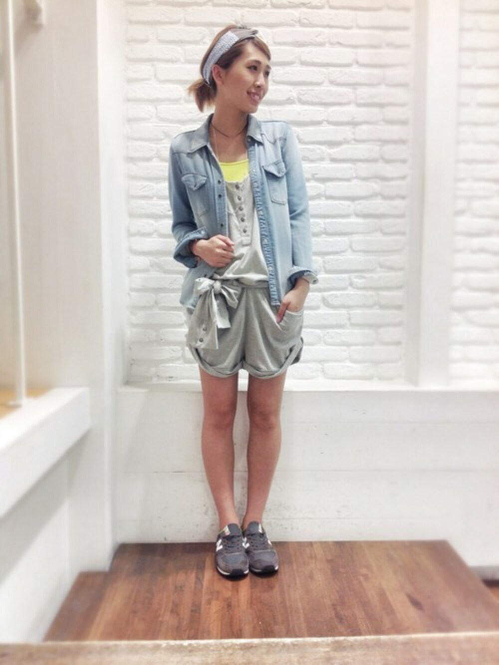 グレー系のサロペット/オーバーオール、ブルー系のシャツ/ブラウス、イエロー系のキャミソールを着用したレディースの夏コーディネートの1枚目の写真