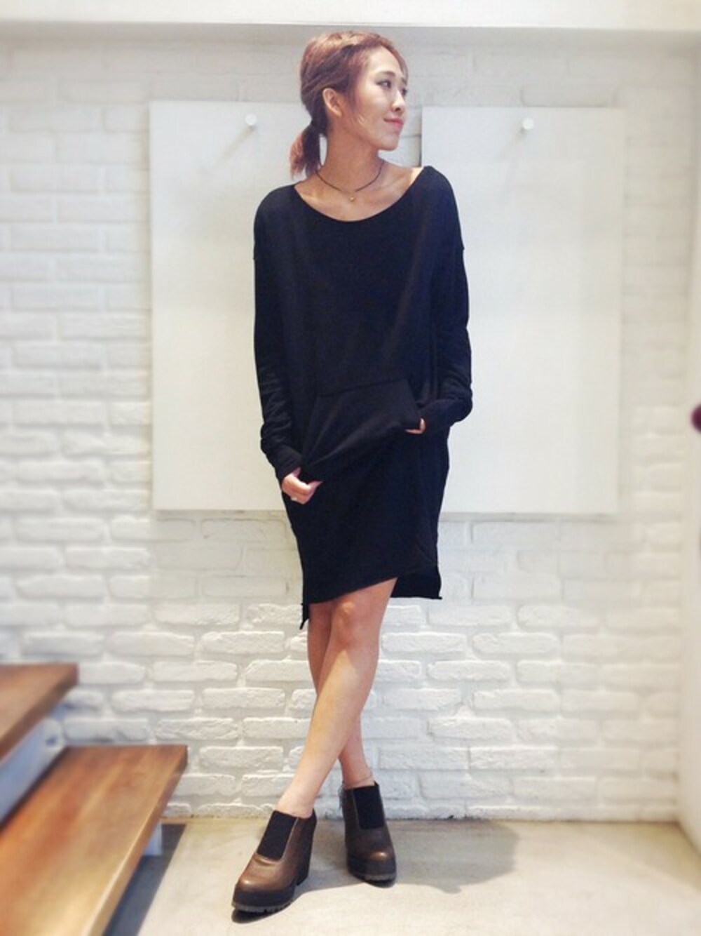 ブラック系のTシャツ/カットソー、グリーン系のブーツを着用したレディースの秋コーディネートの1枚目の写真